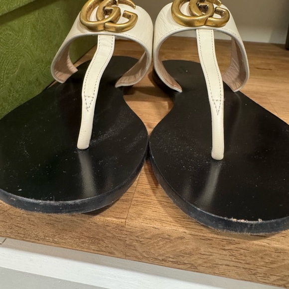 Gucci White Sandals with Decorative Gold Logo - Picture 4 of 5